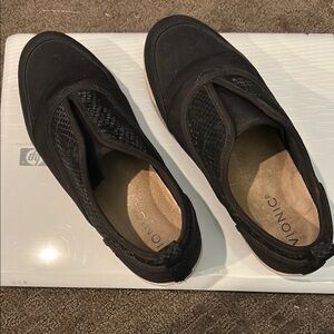 Vionic women’s Black Slip-On Loafers size 7